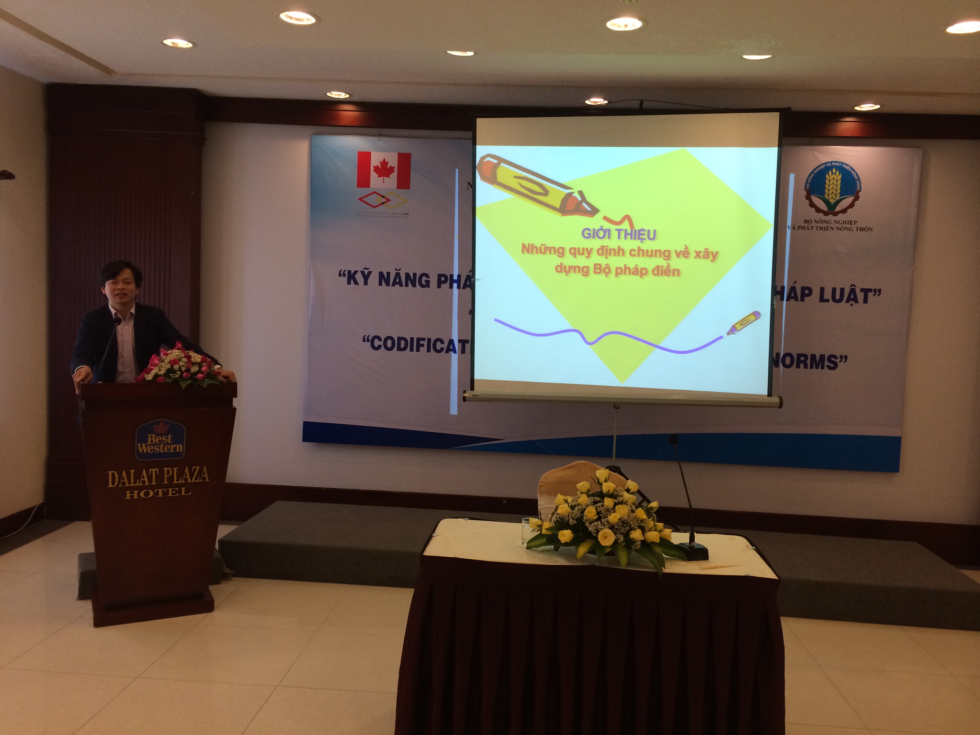 Đồng chí Nguyễn Duy Thắng - Trưởng Phòng Pháp điển hệ thống QPPL trao đổi, hướng dẫn về công tác pháp điển cho các đơn vị thuộc Bộ Nông nghiệp và Phát triển nông thôn